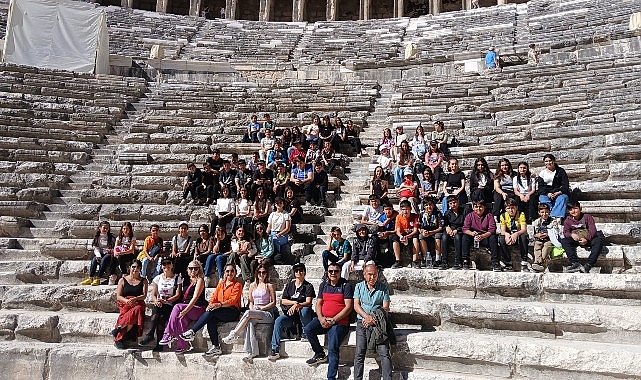 antalya buyuksehirden cumhuriyet haftasinda cocuklara aspendos side tanitim gezisi pLIwV893