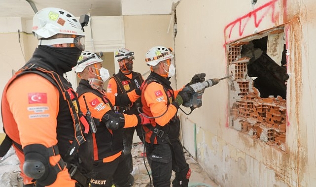 izmir depreminin yil donumunde buca belediyesine tesekkur belgesi KcifOQf1