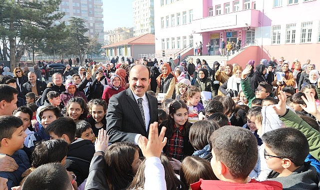 baskan altay karne alan ogrencileri tebrik etti yR3DqzhA