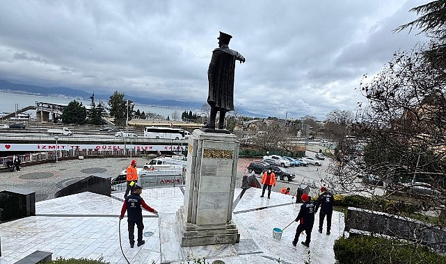 buyuksehir ataturk heykelinin temizligini yapti NVGcrfIX