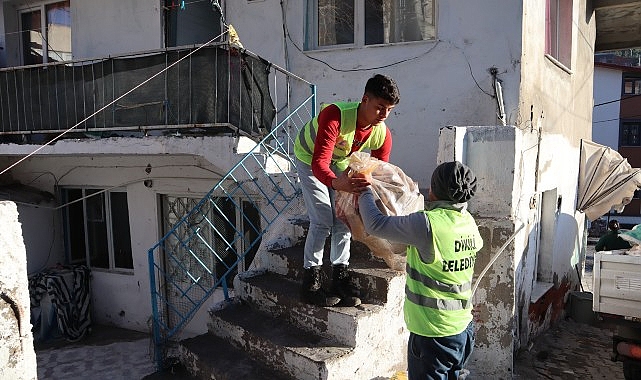 dikili belediyesi ihtiyac sahibi vatandaslarin yuvalarini isitmaya devam ediyor Pvfl61y4