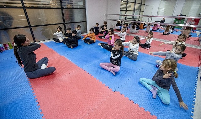 karsiyakali cocuklar neseli hareketler kis okulunu cok sevdi