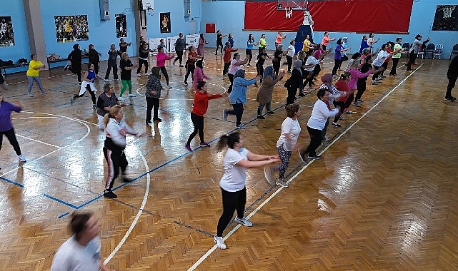 menemenli kadinlar ucretsiz zumba kursunda bulusuyor