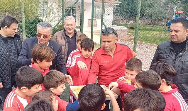 baskan topaloglundan gelecegin futbolcularina baklava jesti 55ufapK3