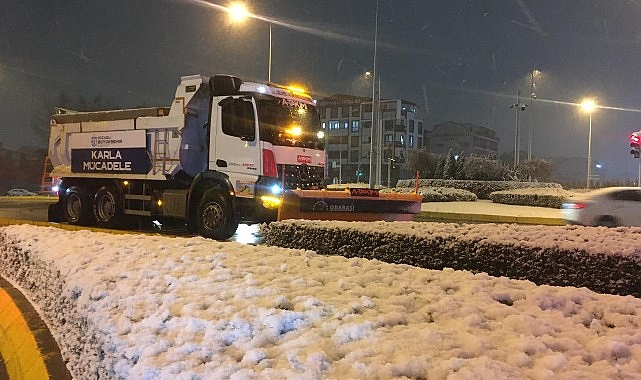 buyuksehirin kar mesaisi canla basla suruyor kocaelide yollar acik ulasimda aksama yok GBjgt7AX